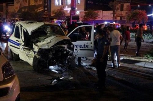Türkiyədə polislərin olduğu xidməti avtomobil ağır qəza törətdi: Ölən və xəsarət alanlar var - VİDEO