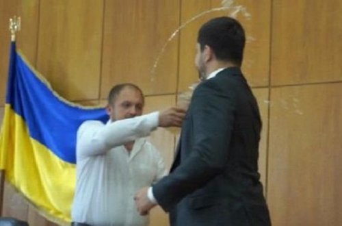 Ukraynada şəhər meri deputatı “suladı” – VİDEO