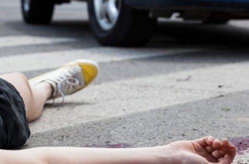 21 yaşlı qız qəzaya düşdü, ayağı sındı