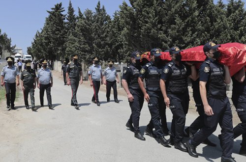 Vilayət Eyvazov vəfat edən polislə vida mərasimində - Foto