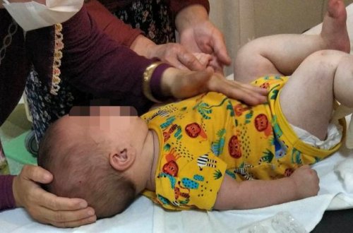 9 yaşlı uşaq 7 aylıq qardaşını pəncərədən yerə atdı