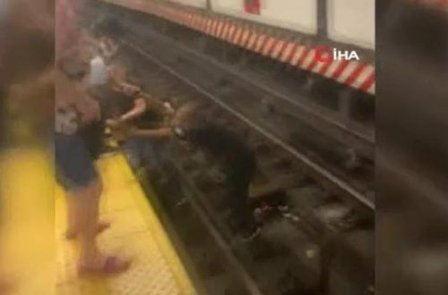 Əlil arabasında olan adam metroda relslərin üzərinə düşdü