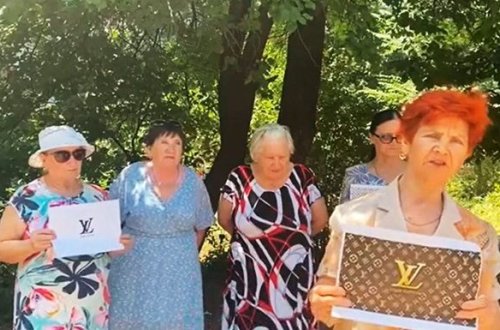 Rusiyalı pensiyaçılar “Louis Vuitton” çantalarına qarşı etiraz etdilər – VİDEO