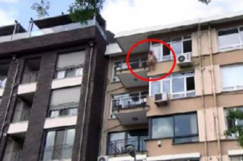 Qadın binanın 5-ci mərtəbəsində soyunaraq görün nə etdi - Qonşular ŞOKA DÜŞDÜ