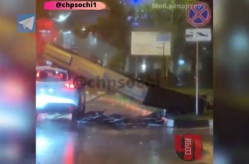 Güclü külək reklam lövhəsini avtomobilin üstünə yıxdı - VİDEO