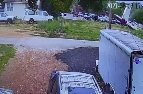 ABŞ-da tək mühərrikli təyyarə yaşayış binasına çırpıldı: Ölənlər var - VİDEO