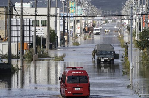 Yaponiyaya iki qasırğa yaxınlaşır, əhaliyə xəbərdarlıq edildi