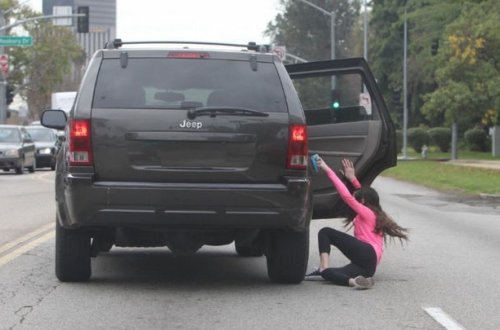 DİN-dən hərəkətdə olan maşından atılan qadınla bağlı AÇIQLAMA