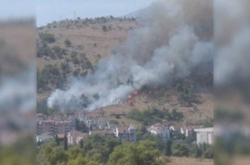 Крупный лесной пожар приближается к жилым объектам в столице Черногории