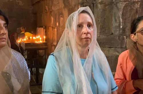 Ermənilər Zəngəzurda ABŞ demokratiyasını rəzil etdi: Səfir alban məbədində faşist Njdeyə “qonaq oldu”