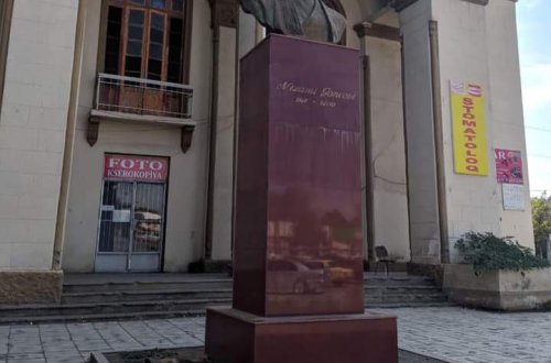 Bu şəhərdə tanınmış dramaturqların büstləri baxımsız vəziyyətdə qalıb - FOTO (ÖZƏL)