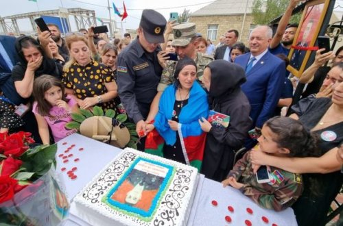 Şəhidimizin anım tədbirində qandonduran mənzərə: Çarəsiz ananın fonunda gülümsəyən icra başçısı...