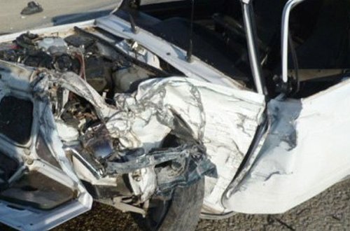 Maşını ağaca çırpdı, arvadı öldü