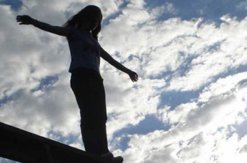 Bakıda qadın özünü binadan atdı