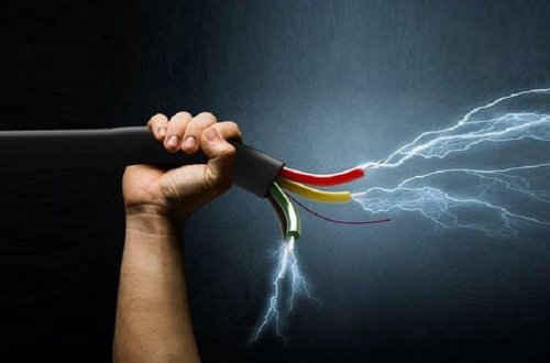 Saatlıda hamilə qadın elektrik cərəyanı vurması nəticəsində ölüb