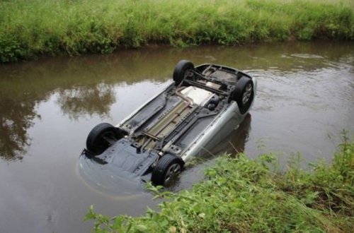 В Шабранском районе автомобиль упал в водоканал, есть погибший