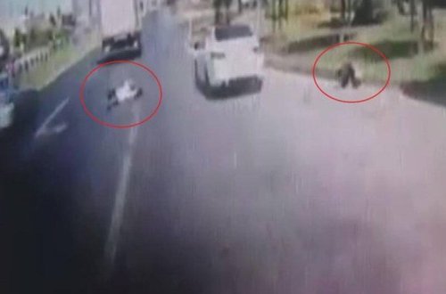 Sənədsiz sürücü şok yaşatdı - Avtobusa minmək istəyən iki nəfəri əzib keçdi - VİDEO - FOTO