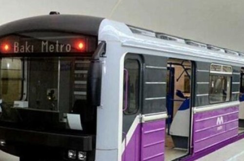 Bakı metrosunda qadın qatar yoluna yıxıldı