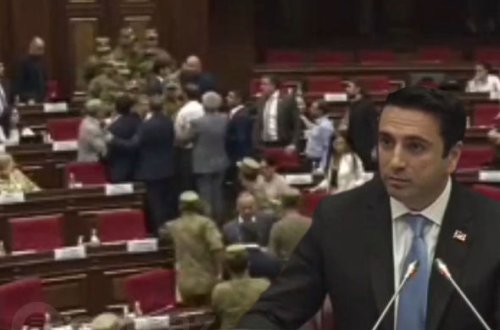 Ermənistan parlamentində deputatlar arasında dava düşdü - VİDEO