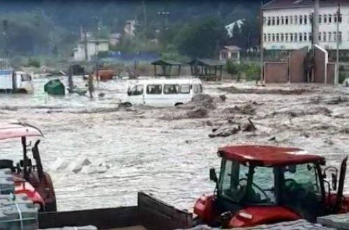 Türkiyədə sel qarşısına çıxanı apardı - VİDEO