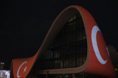 Heydər Əliyev Mərkəzinin üzərinə Türkiyənin bayrağı videoproyeksiya olunub - FOTO