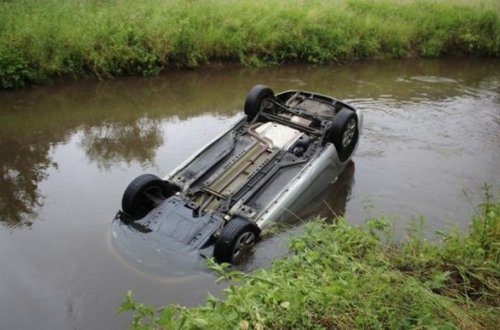 Sabirabadda su kanalına düşən maşında meyit aşkarlanıb