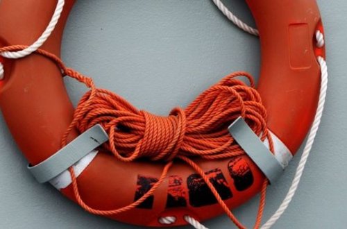 На популярном курорте в Греции затонуло судно с туристами