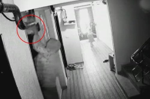 2 aylıq körpə liftdə faciəvi şəkildə öldü - VİDEO