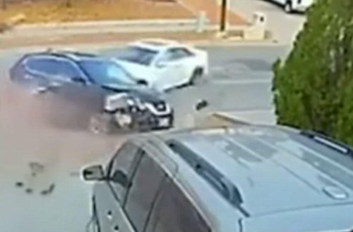 “Audi” parklanmada olan avtomobilə çırpıldı - Sürücü ölümdən döndü - FOTO