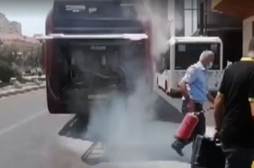 “BakuBus”un avtobusunda yanğın: Sərnişinlər təxliyə edildi - VİDEO