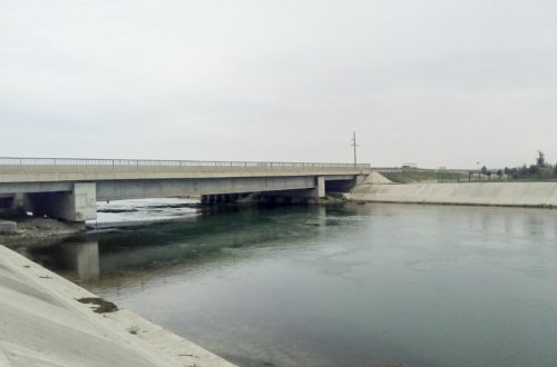 Biləsuvarda övladını su kanalına atan ana istintaqa cəlb edilib