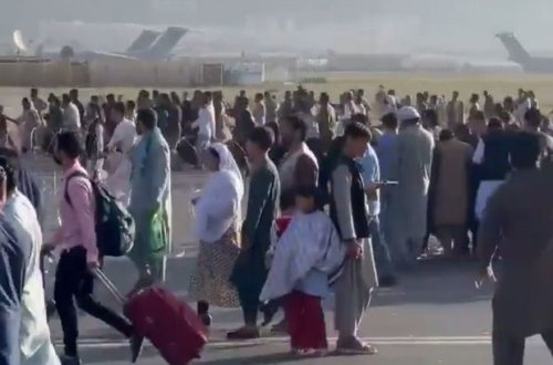 ABŞ hərbçiləri Kabil aeroportuna daxil olmağa çalışan insanlara atəş açıb: Ölənlər var - YENİLƏNİB + VİDEO