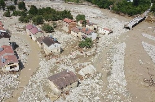 Число жертв наводнения на севере Турции возросло до 64