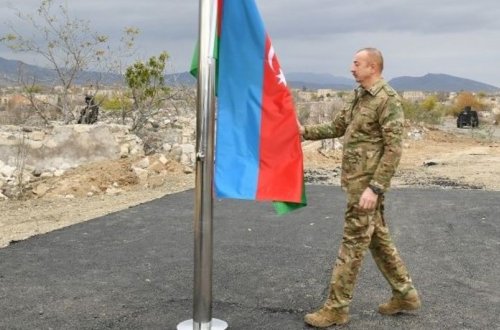 Prezident İlham Əliyev Kəlbəcərdə dövlət bayrağını ucaldıb