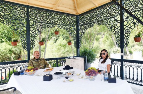 İlham Əliyev və Mehriban Əliyeva Kəlbəcərdə çay süfrəsində - VİDEO