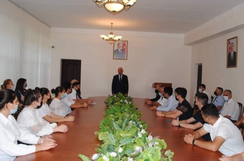 Mingəçevir şəhər İcra Hakimiyyətində Məzunlarla görüş keçirilib - FOTOLAR