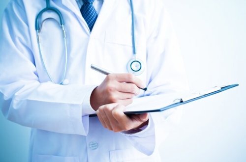 Ölkədə olmayan şəxslərə saxta COVID-19 sənədi verdi