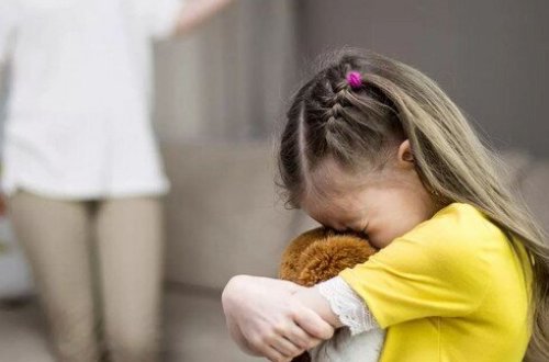 На женщину, подозреваемую в истязании детей, заведено уголовное дело