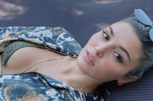 Tək getdiyi tətildə bikinili şəkillərini paylaşıb gündəm oldu - FOTOLAR