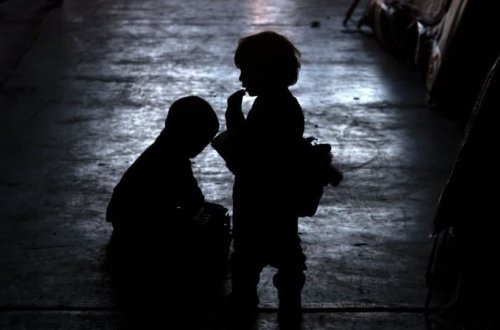 DƏHŞƏT! 2 azyaşlı övladı bıçaqlayaraq öldürən GƏNC ANA GÖRÜN KİM İMİŞ