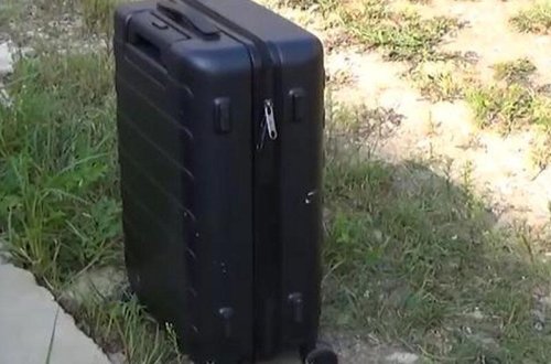 İş adamı 15 milyon nağd pulnan dolu olan çemodanı küçədə unutdu - VİDEO