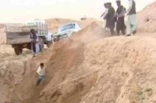 “Taliban“ öldürdüyü əfqanların cəsədlərini çuxurlara doldurur - Foto