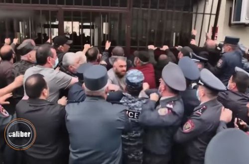 MN-dən izahat istəyən erməni valideyn: “Azərbaycan zabitinə müraciət etmək daha asandır” - VİDEO