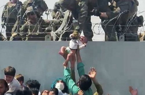 Tikanlı məftillər üzərindən hərbçilərə verilən körpənin taleyi məlum oldu - VİDEO