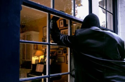 Axtarışda olan şəxs Bakıda evdən 13 min manatlıq oğurluq edib