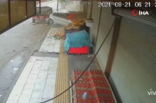 Yüksək sürətlə hərəkət edən avtomobil ərzaq mağazasına çırpıldı - VİDEO