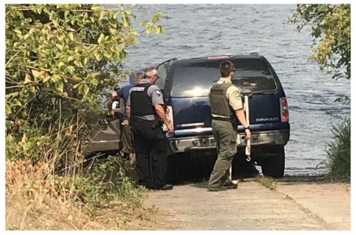 Американец утопил внедорожник, пытаясь долить воды в радиатор