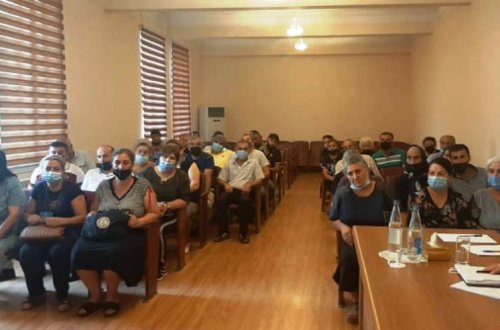 Gəncənin Ermənistan silahlı qüvvələri tərəfindən raket atəşinə tutulması nəticəsində zərərçəkən sakinlərlə növbəti görüş keçirilib - FOTO (ÖZƏL)