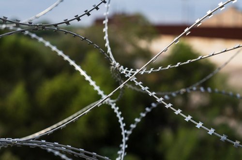 Polşa Belarusla sərhəddəki hasarı yeniləyir