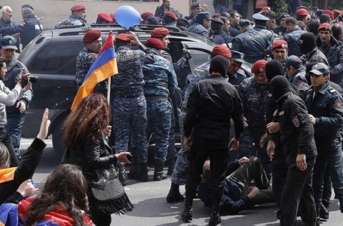 Ermənistanda polislərə hücum etmiş 7 nəfərə ittiham irəli sürülüb